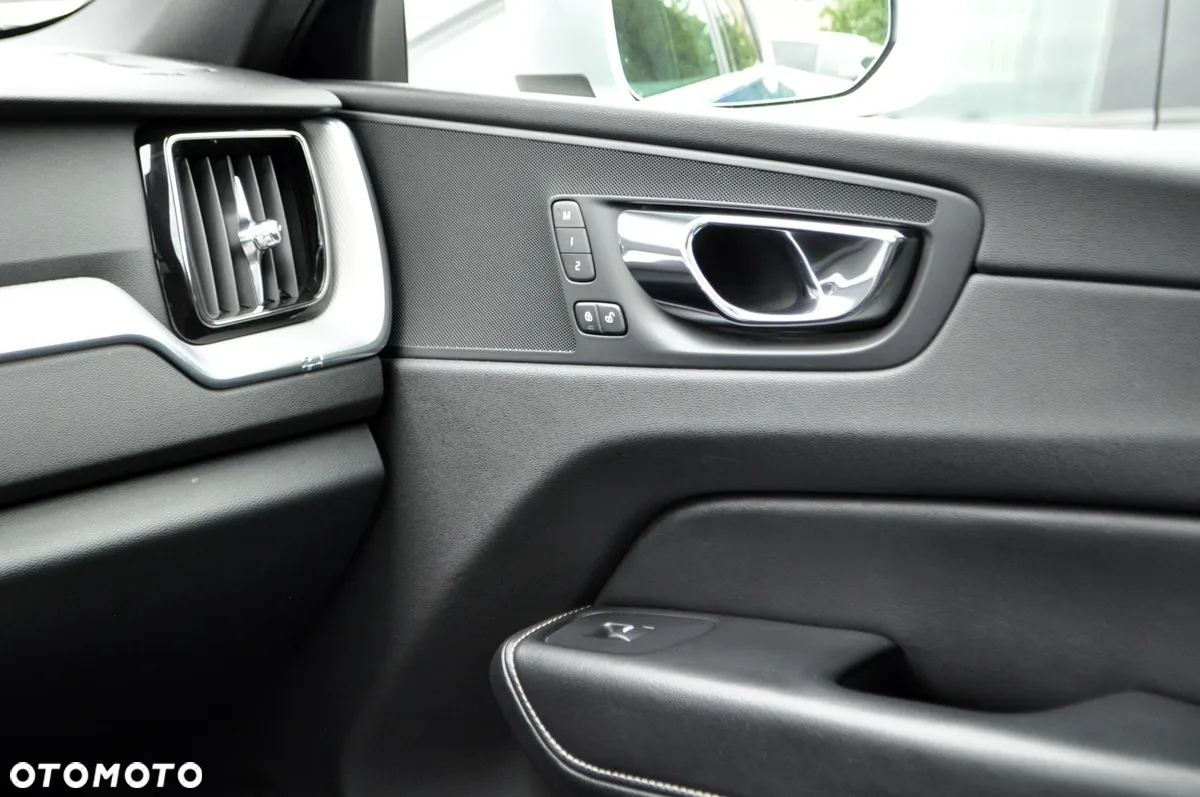 Volvo XC 60 D4 SCR AWD R-Design - 33