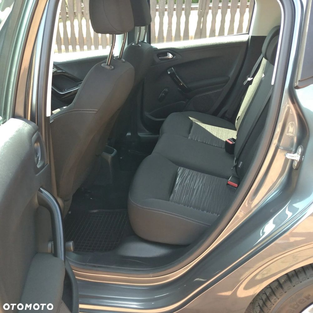 Peugeot 208 - 8