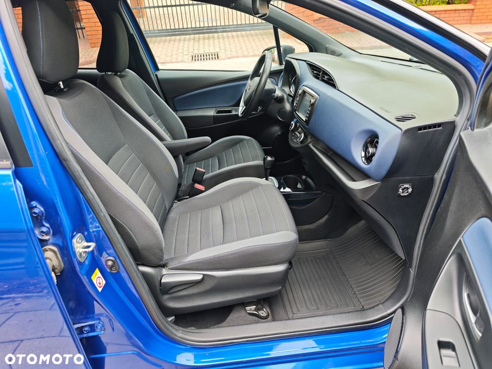 Toyota Yaris Hybrid 100 Selection Platinum - 16