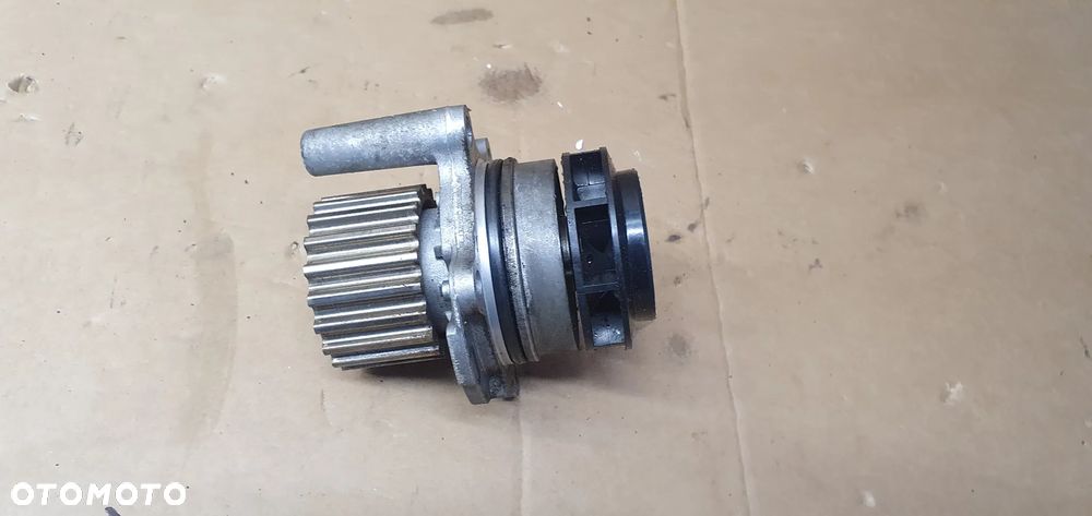 Pompa wody VW Passat B6 B7 2.0 TDI - 1