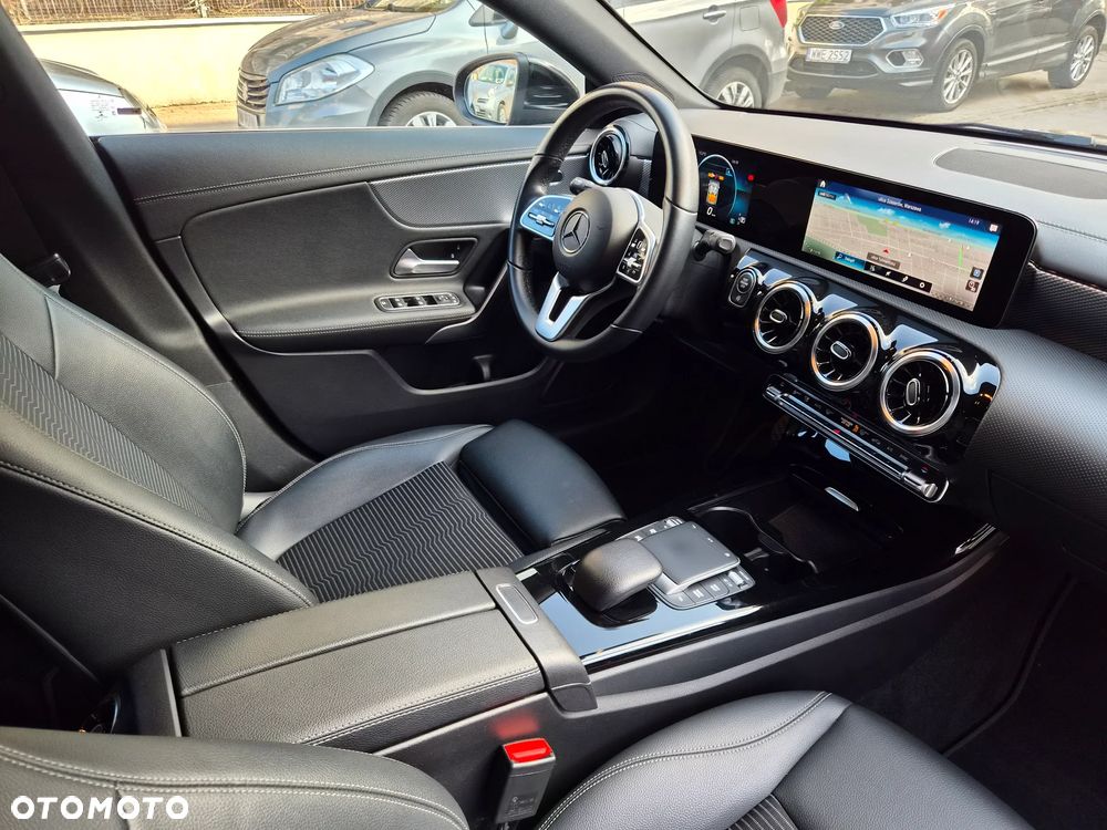 Mercedes-Benz CLA 180 Progressive 7G-DCT - 7