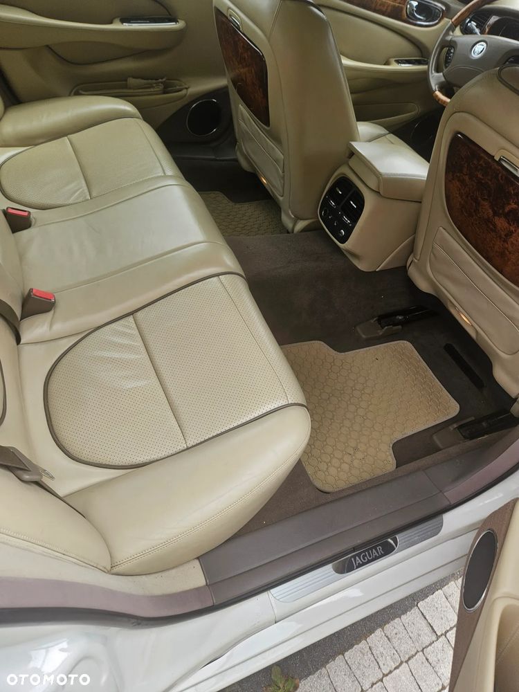 Jaguar XJ XJ8 4.2 LWB Executive - 12