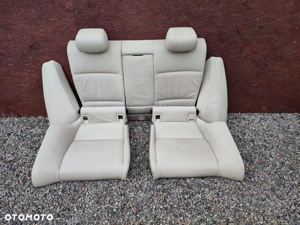 BMW E92 / E92 LCI. ORYGINALNY KOMPLET KANAPA TYŁ SKÓRA ( KOL. DAKOTA CREAMBEIGE ) + PODŁOKIETNIK Z CUP HOLDEREM. O NR: 6 972 943 / 6 972 940 / 6 972 935 OEM. W BARDZO DOBRYM STANIE TECHNICZNYM.