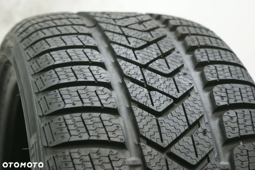235/35R19 PIRELLI WINTER SOTTOZERO 3 , 7mm 2022r B1794 - 2