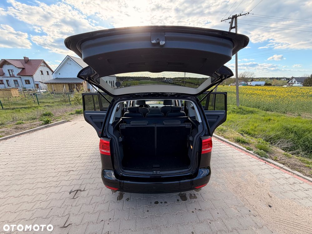 Volkswagen Touran - 12