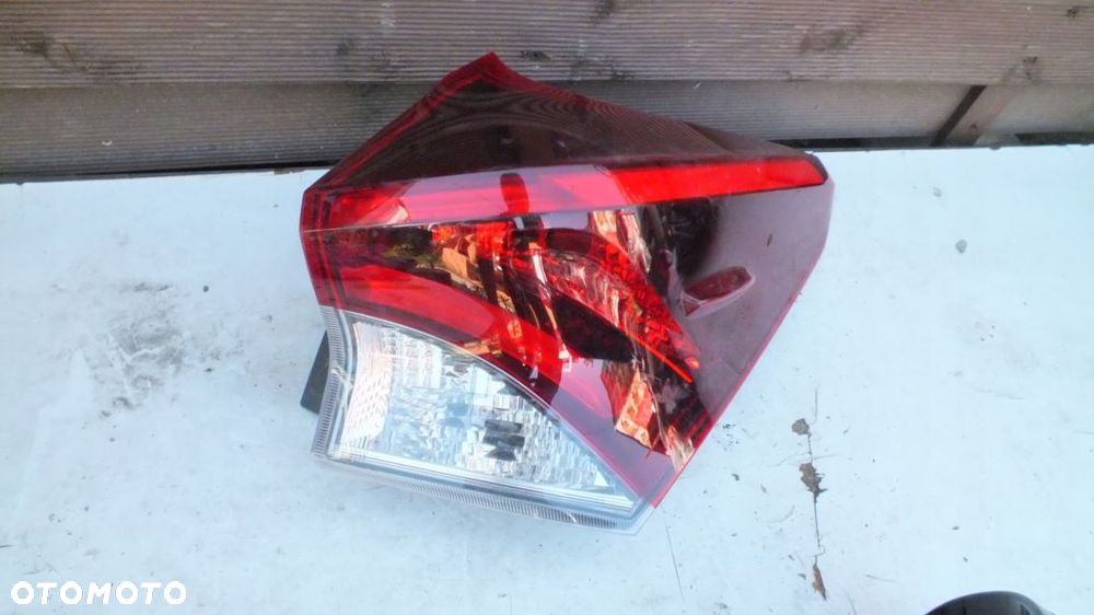 LAMPA TYLNA PRAWA TOYOTA AURIS 2 LIFT KOMBI - 1