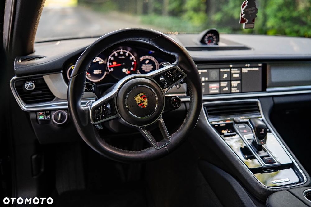 Porsche Panamera 4 Platinum Edition - 12