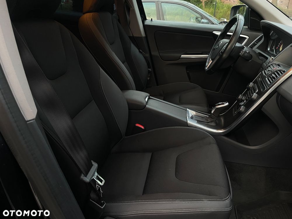 Volvo XC 60 D4 AWD Momentum - 24