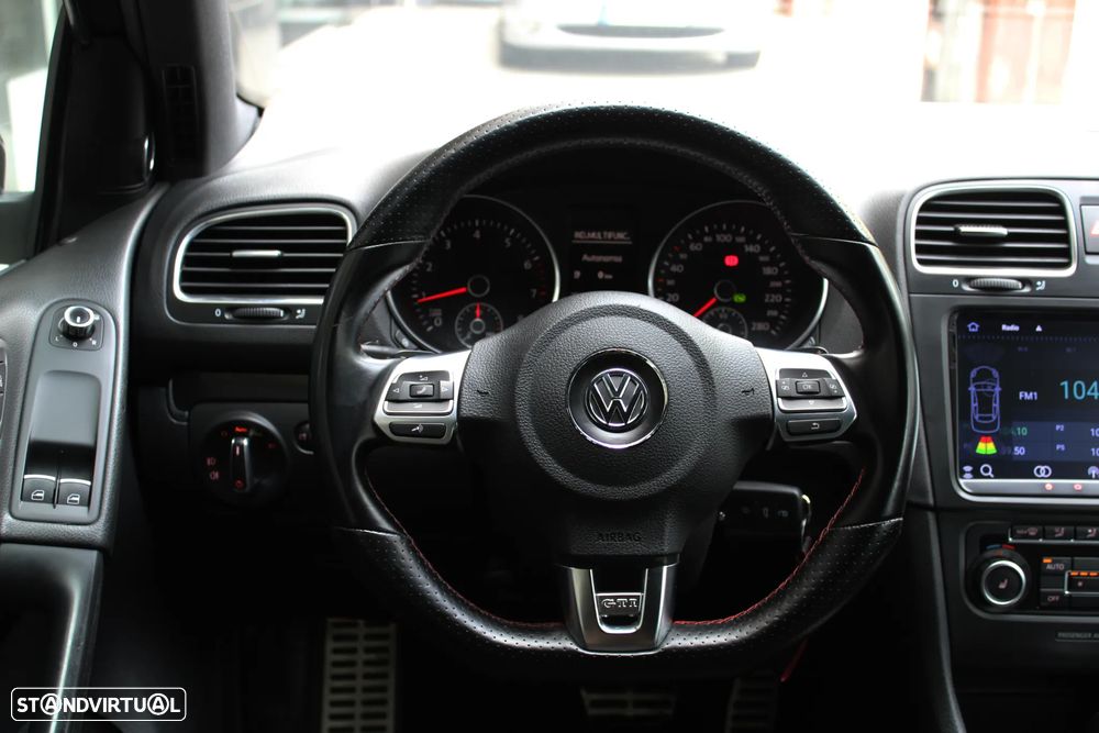 VW Golf 2.0 GTI DSG - 32