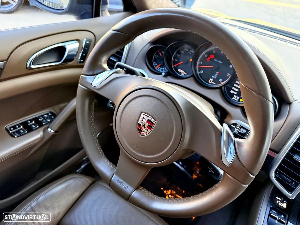 Porsche Cayenne Turbo - 12