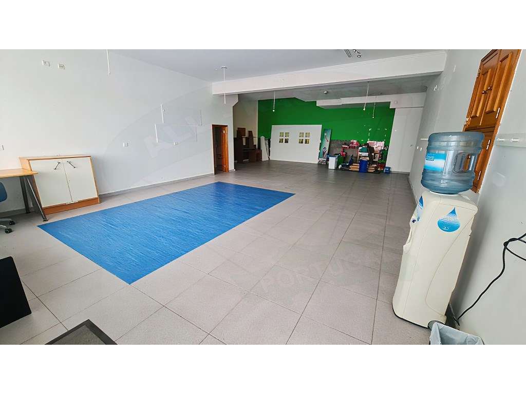 Loja com 150 m², Prédio de 2006, Amadora - Grande imagem: 4/10
