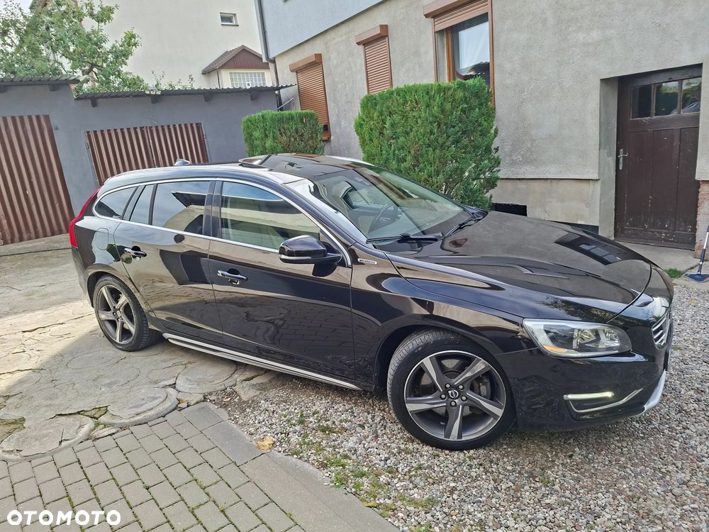 Volvo V60 D6 AWD Plug-in Hybrid R-Design Summum - 3