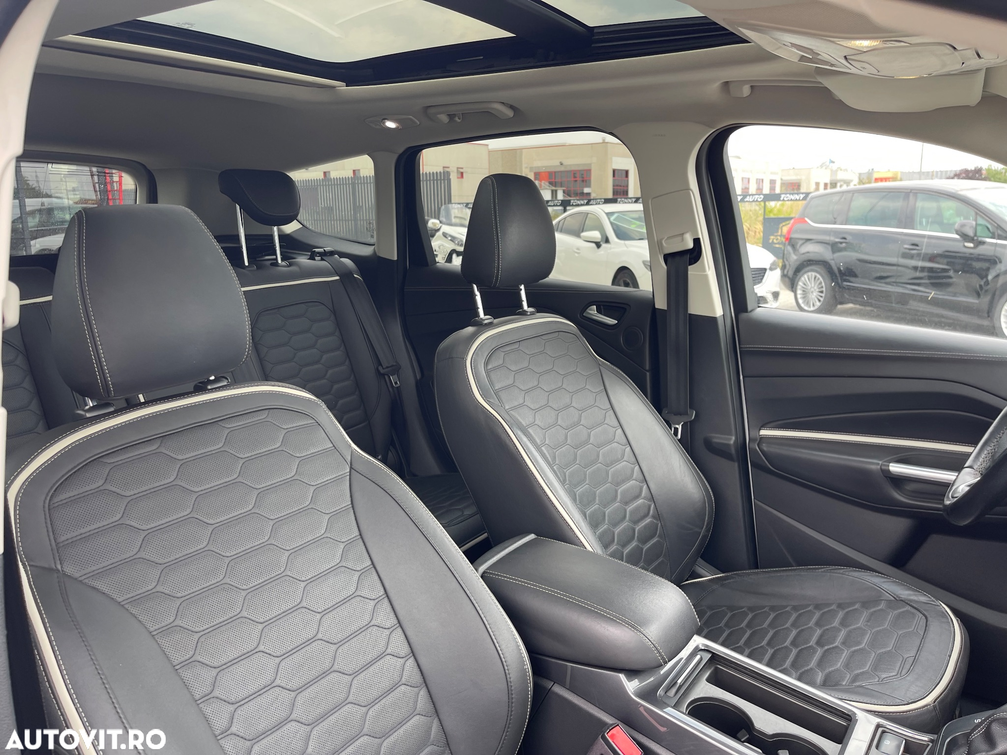 Ford Kuga 2.0 TDCi 4WD Powershift Vignale - 12