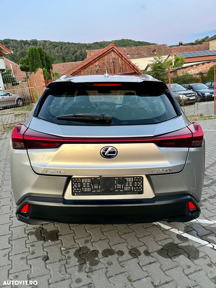 Lexus UX 250h (E-FOUR) Business Edition - 4