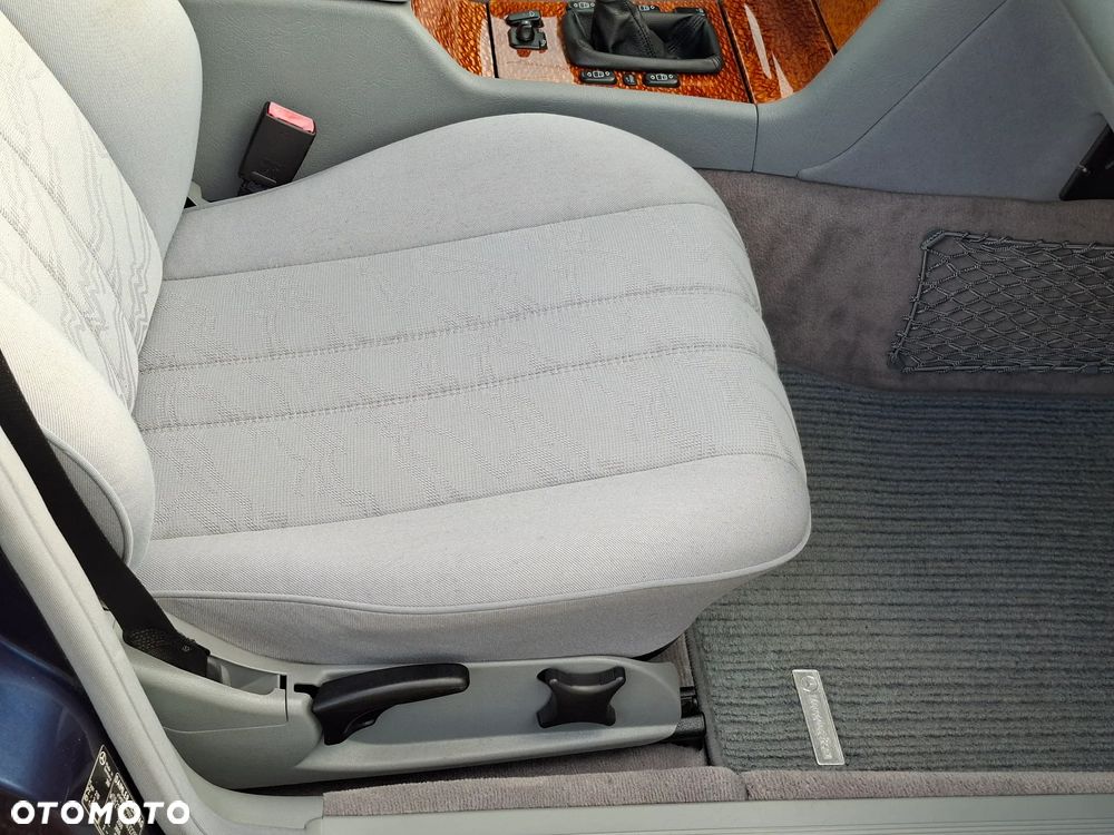 Mercedes-Benz Klasa E 240 Classic - 15