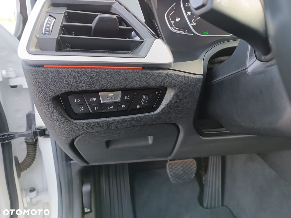 BMW Seria 3 318i Sport Line - 24