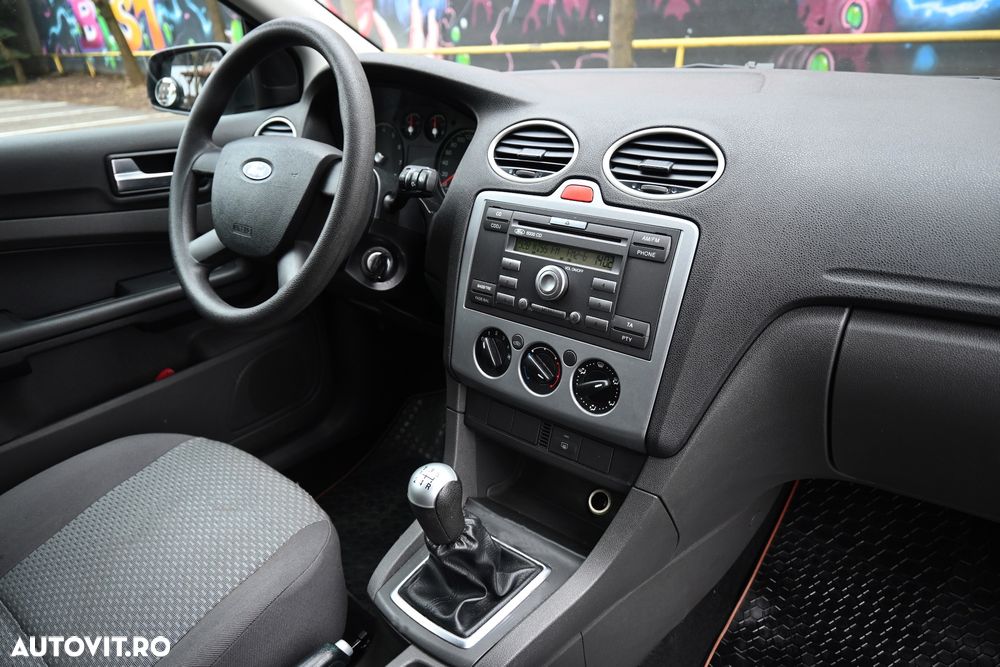 Ford Focus 1.6i 16V Ghia - 11