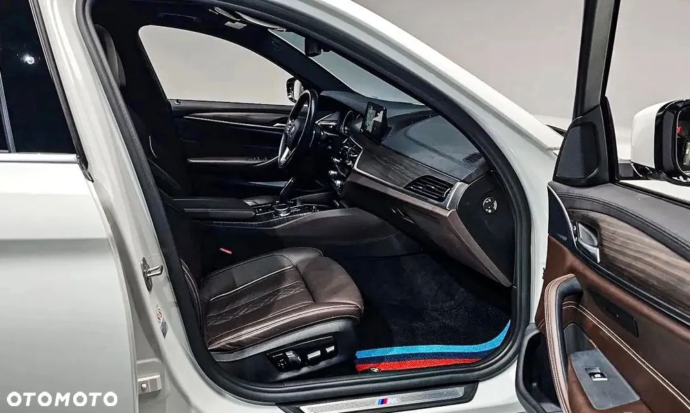 BMW Seria 5 530i xDrive M Sport Edition - 11
