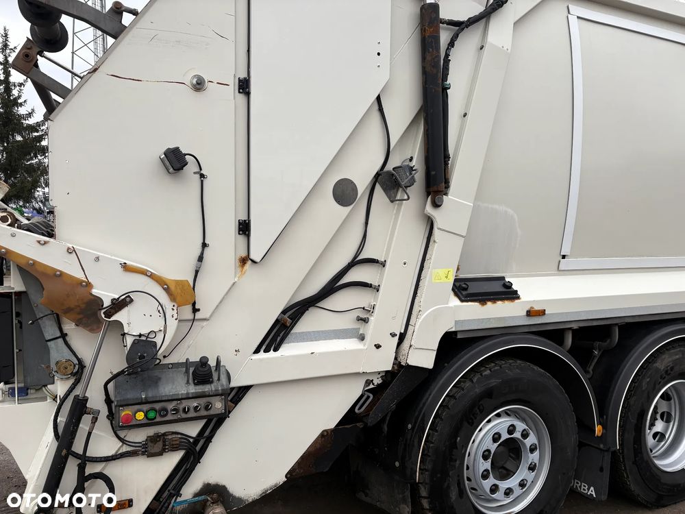 Volvo FM 330 EEV 6x2 / śmieciarka / 3 komory - 11