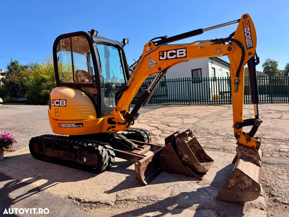 JCB 8025 - 1