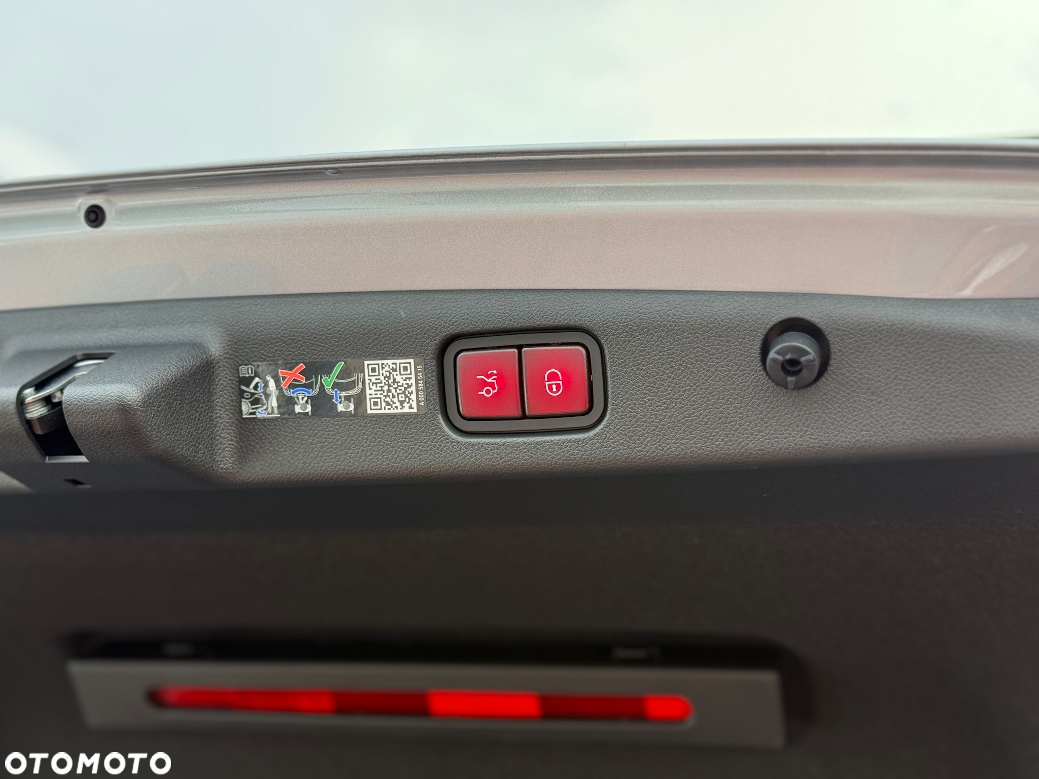 Mercedes-Benz Klasa E 200 mHEV 4-Matic AMG 9G-Tronic - 14
