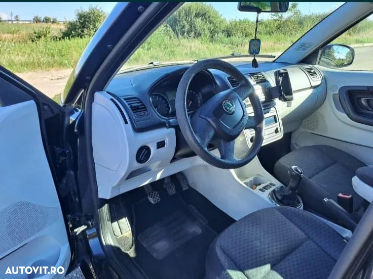 Skoda Fabia 2011 photo 3