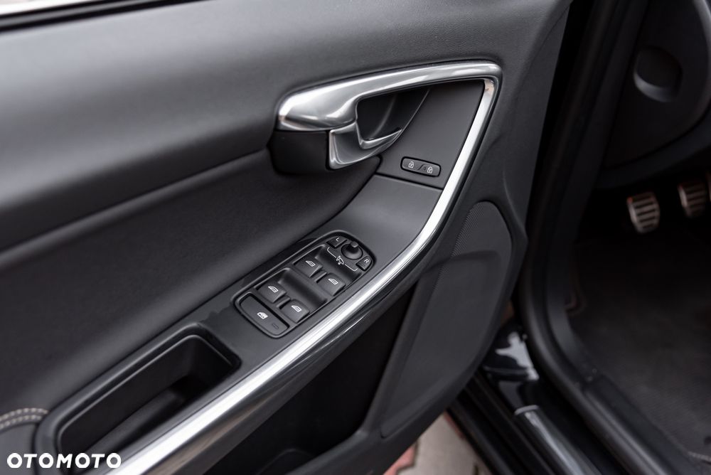 Volvo V60 T5 R-Design - 22