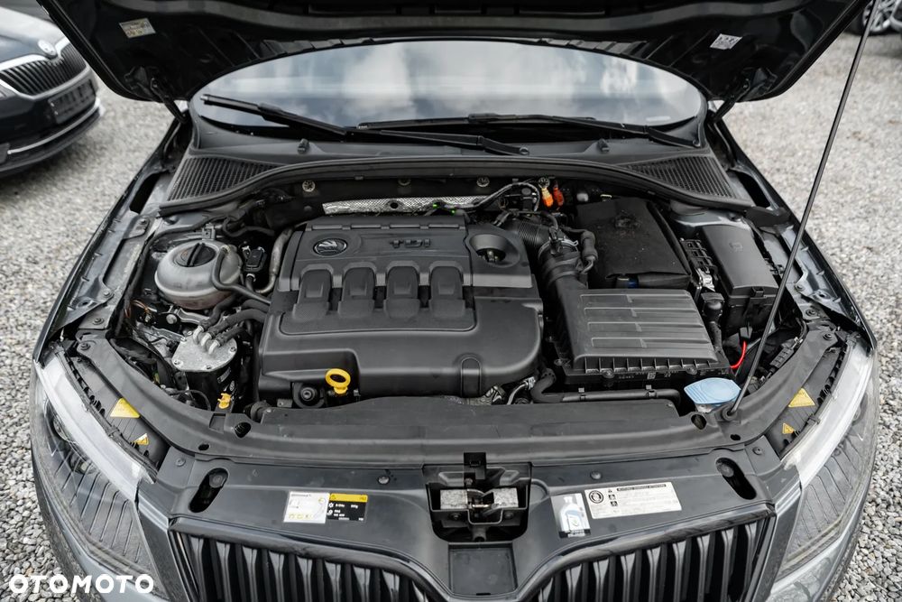 Skoda Octavia 2.0 TDI DSG RS - 38