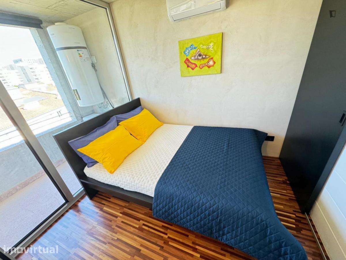 Apartamento com 1 quartos - localizado em Paranhos Porto - Grande imagem: 2/25