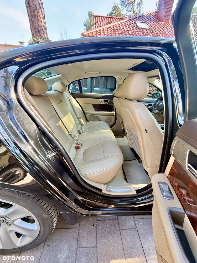 Jaguar XF 2.7 V6 D Luxury - 17