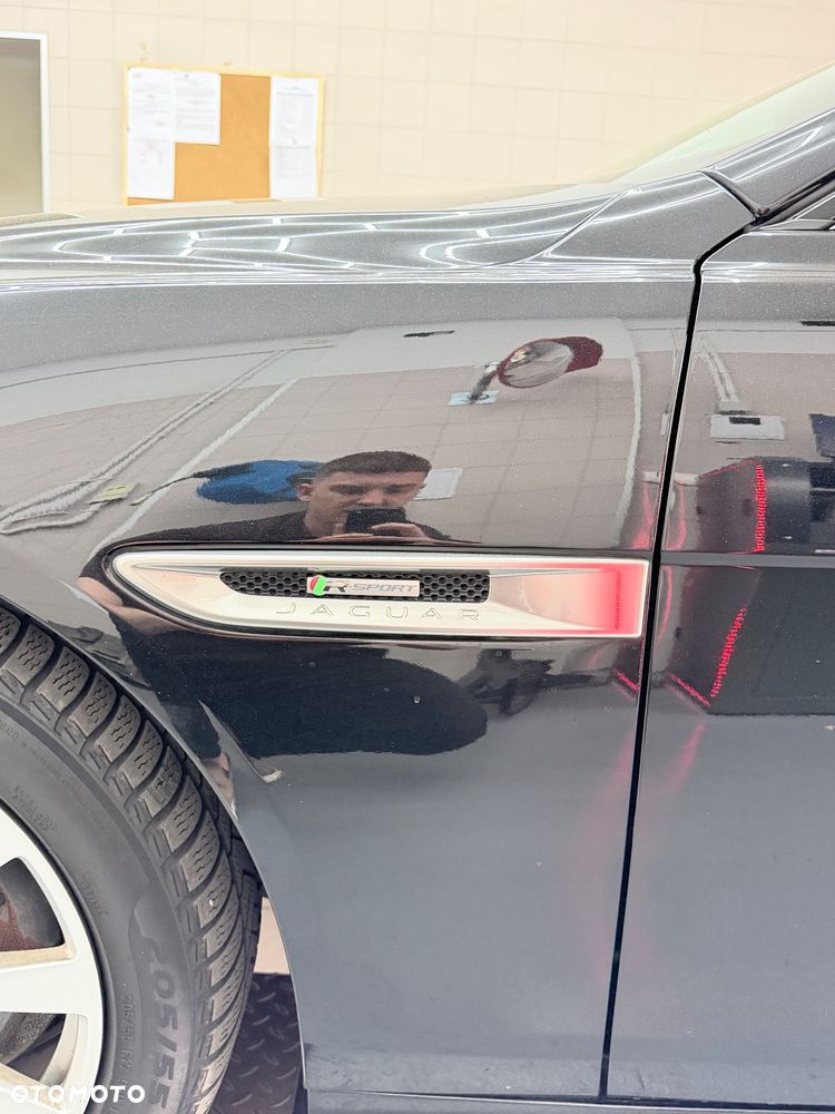Jaguar XE 2.0 D AWD R-Sport - 16