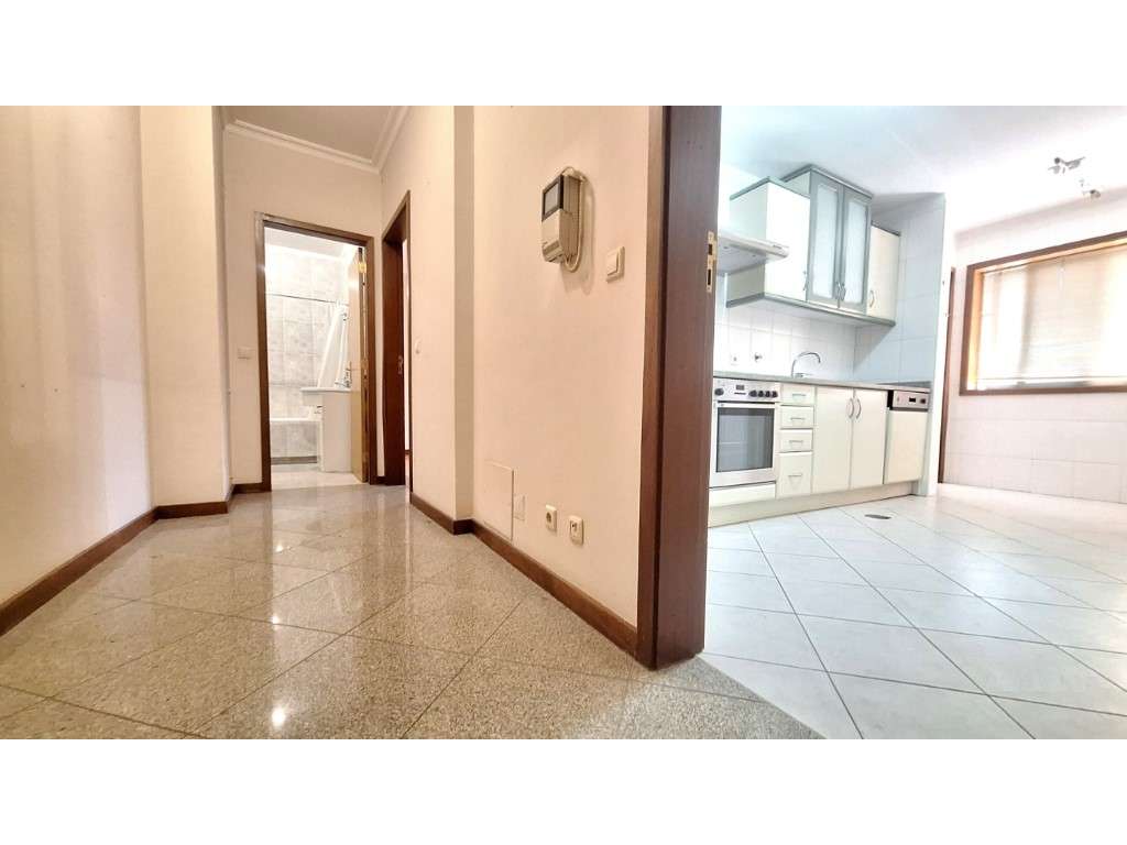 Apartamento T1 c/varanda, arrumos e lugar de garagem