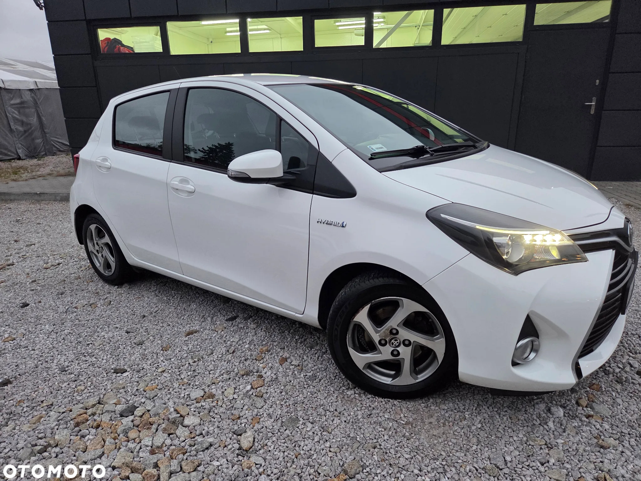 Toyota Yaris Hybrid 100 Premium - 4
