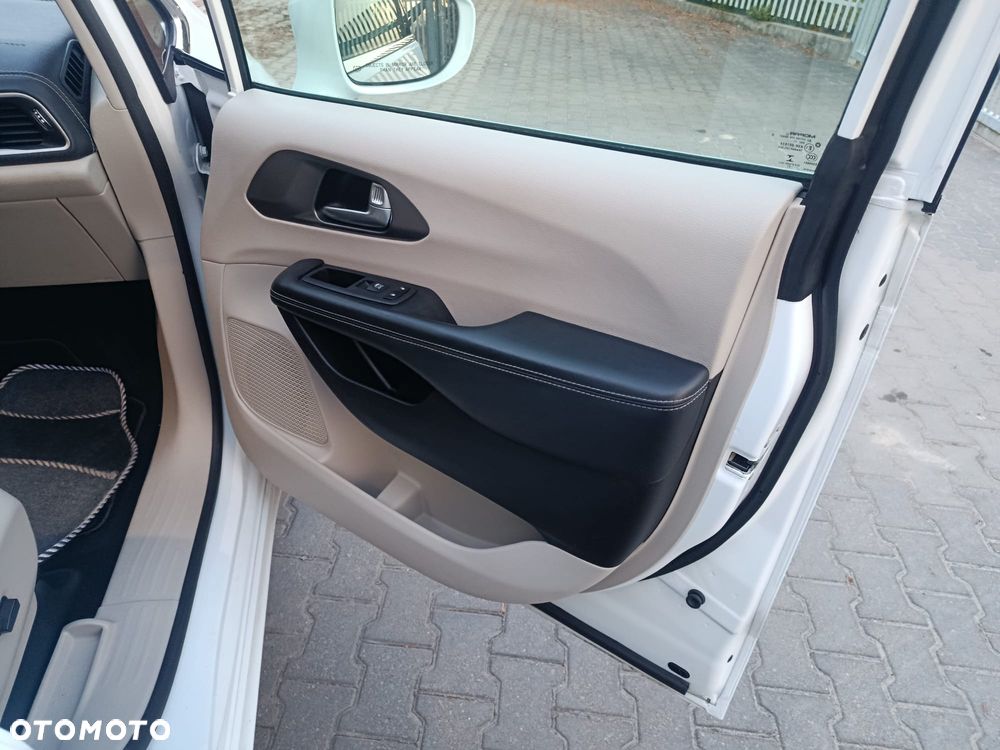 Chrysler Pacifica - 16