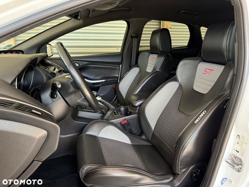 Ford Focus 2.0 EcoBoost ST mit Leder-Exclusiv-Paket - 25