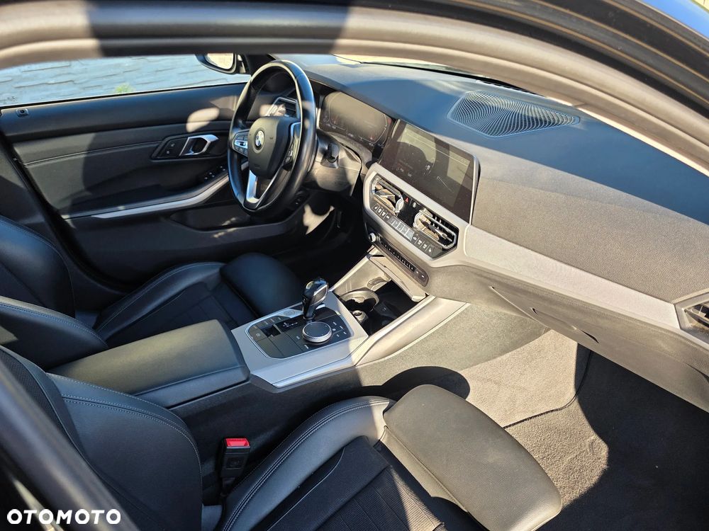 BMW Seria 3 318d mHEV - 28