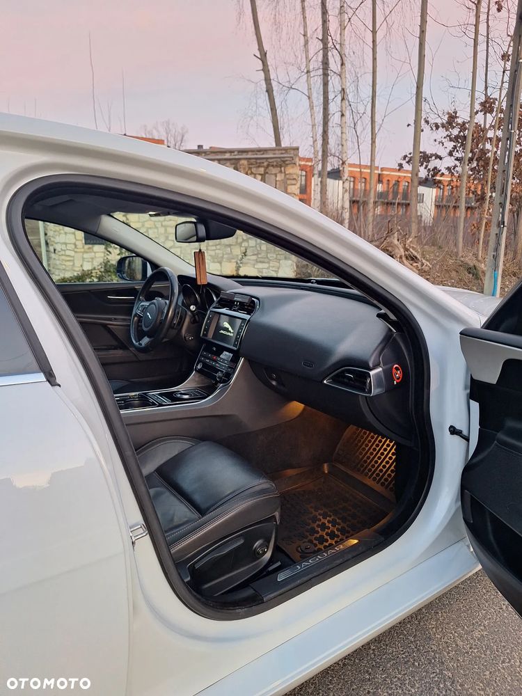 Jaguar XE 2.0 D Prestige - 7