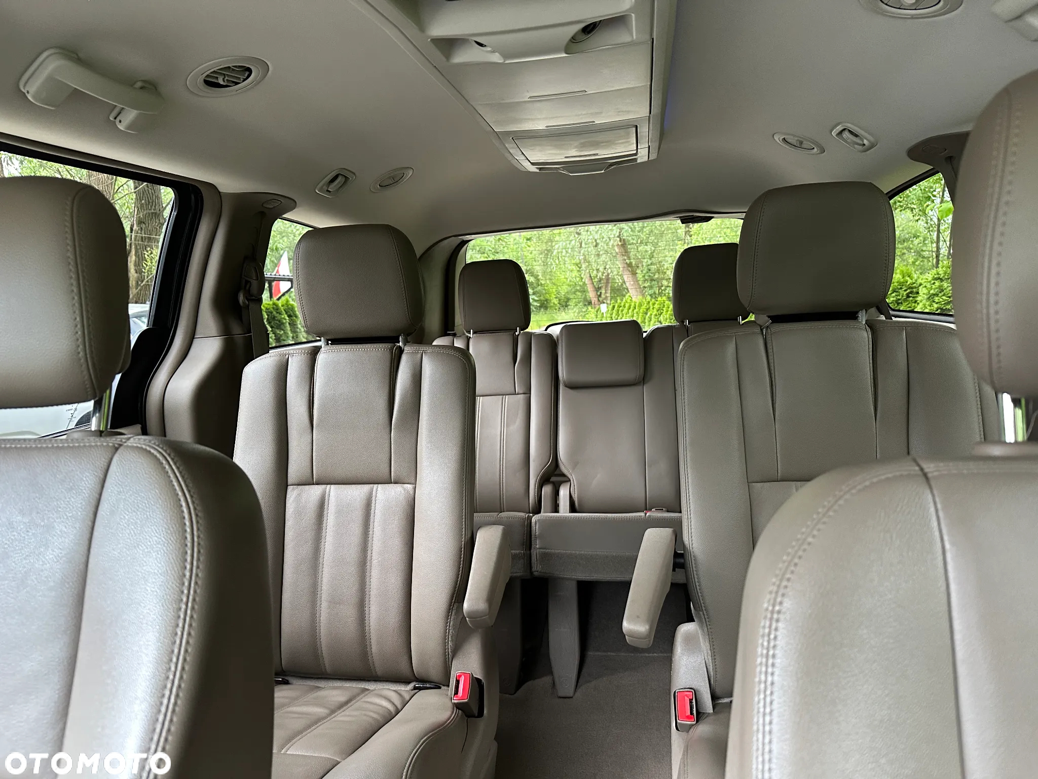 Chrysler Town & Country - 28