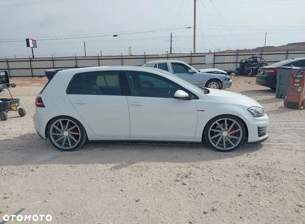 Volkswagen Golf - 6