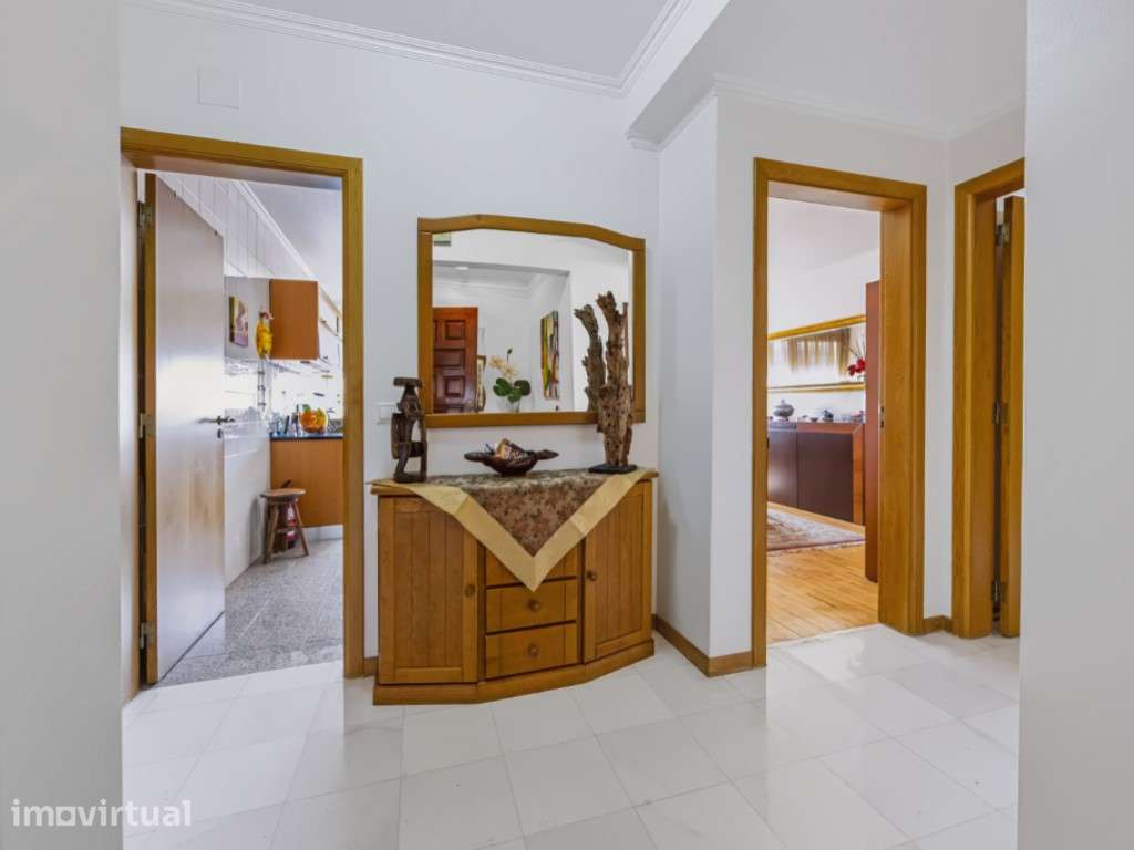 Apartamento de 5 assoalhadas junto à estação de Metro - Alfornelos - Grande imagem: 3/23