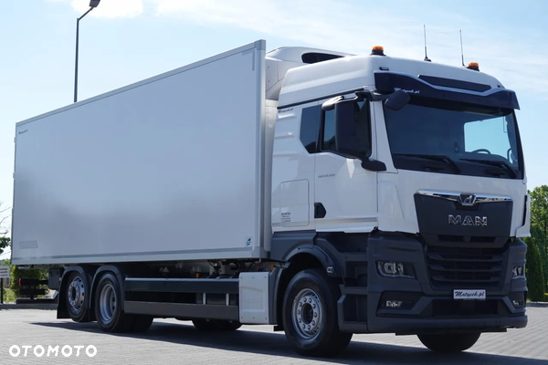 MAN TGX 26.520 / 6x2 / CHŁODNIA -8,6 M / AGREGAT THERMO KING T-1000R / 2025 R / OŚ PODNOSZONA / FABRYCZNIE NOWY