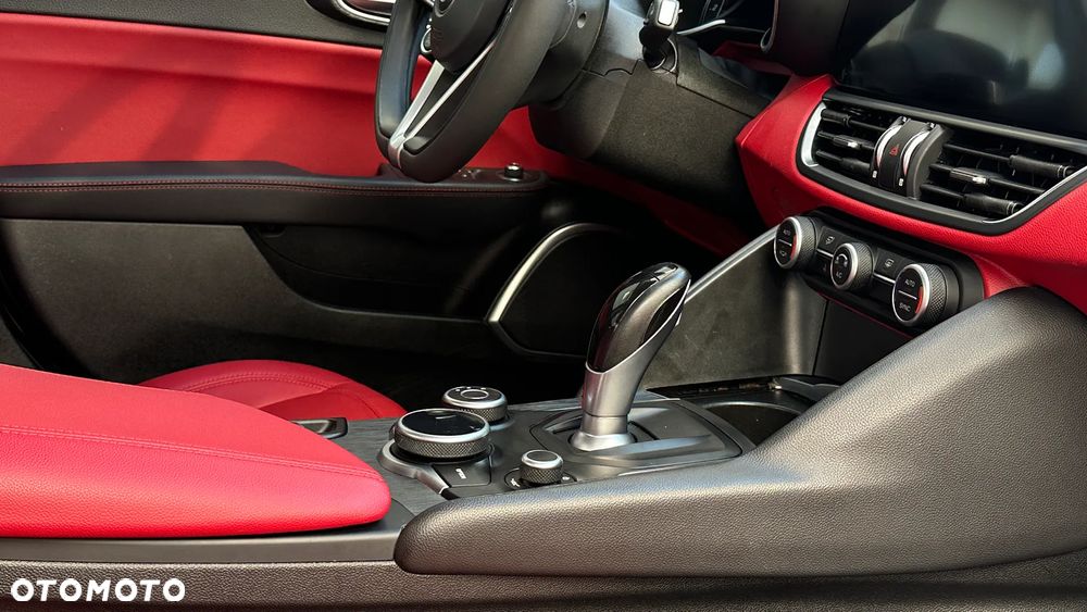 Alfa Romeo Giulia 2.0 Turbo 16V AT8-Q4 Veloce Ti - 15