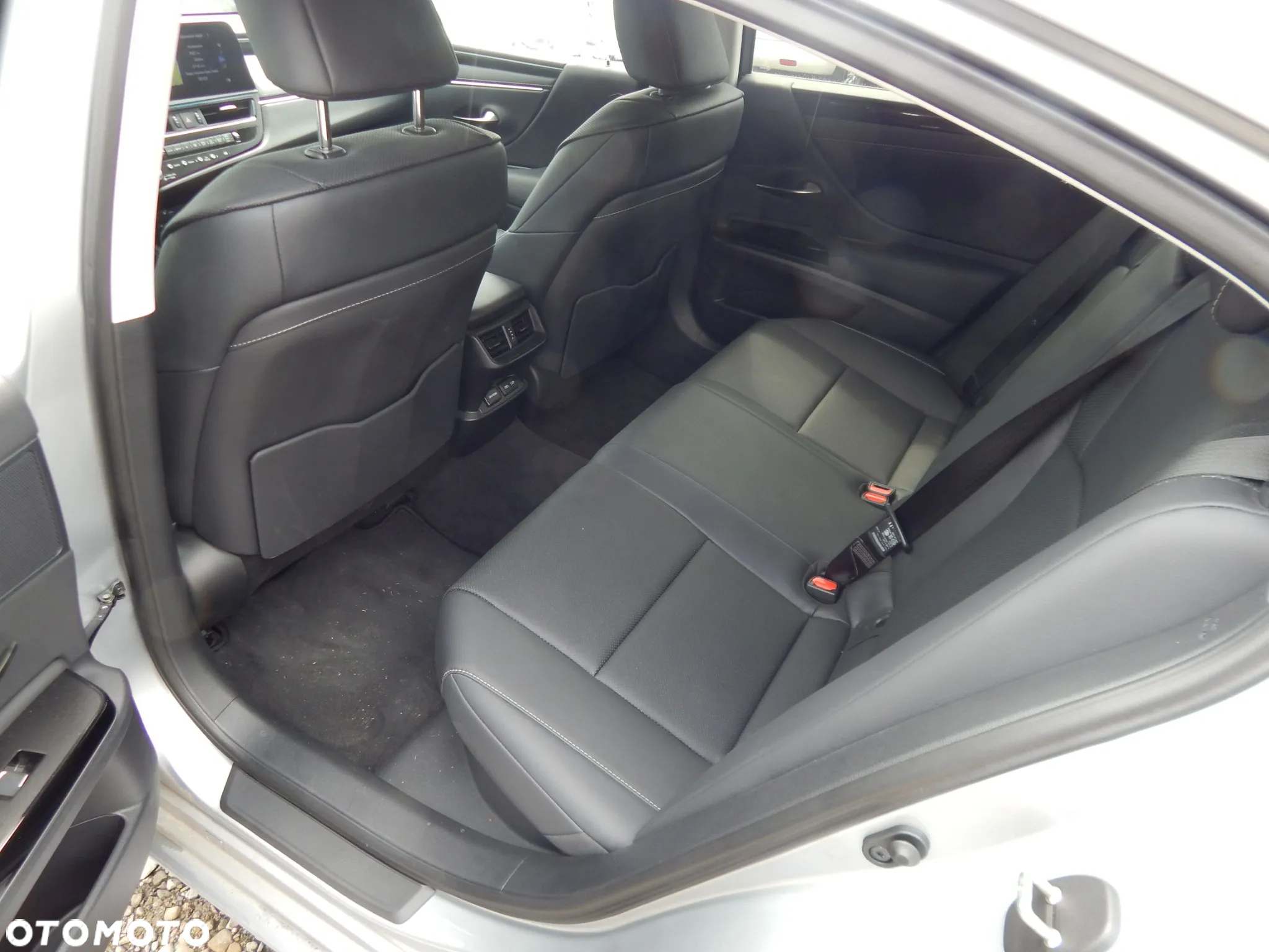 Lexus ES 300h Business Edition + - 9