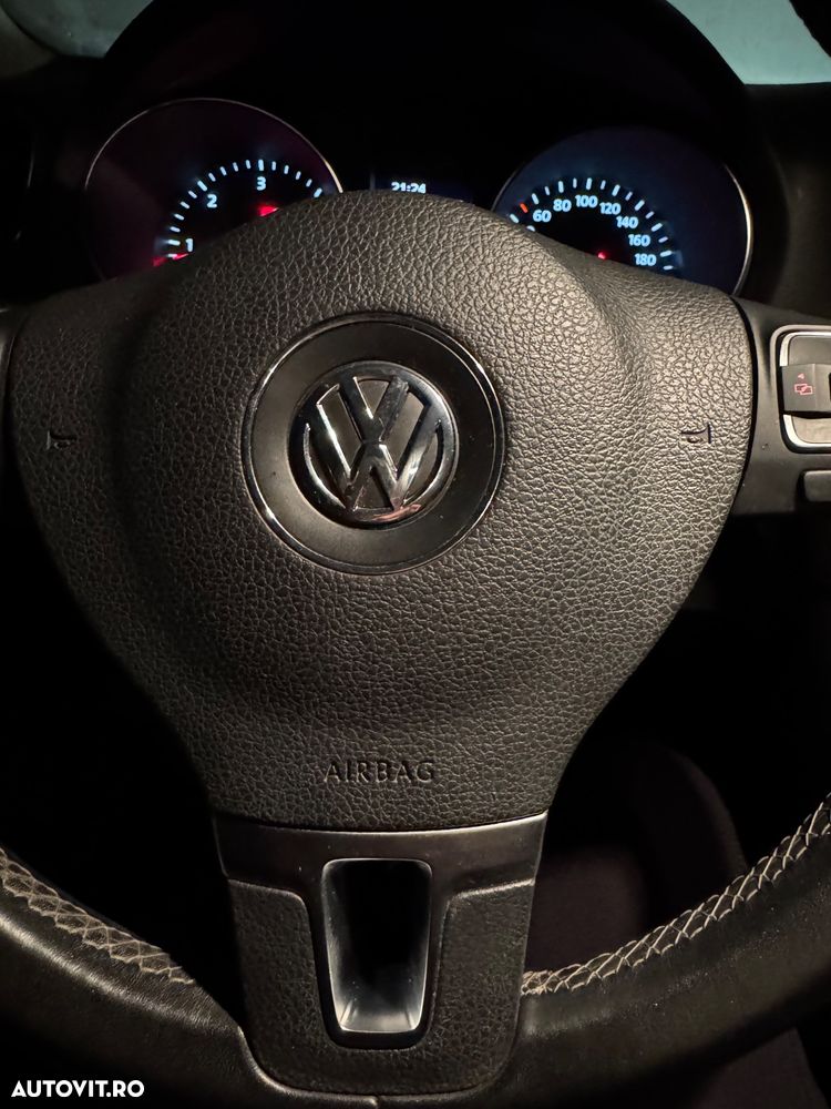 Volkswagen Golf - 6