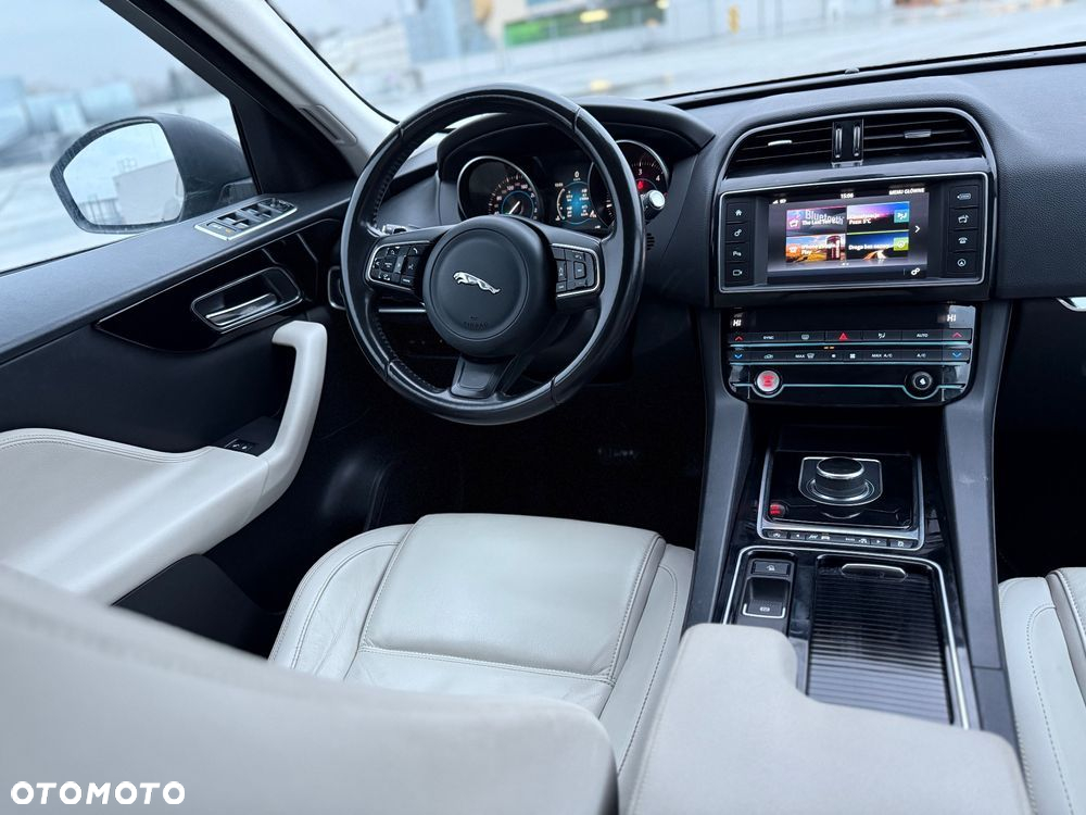 Jaguar F-Pace 20d AWD Prestige - 18