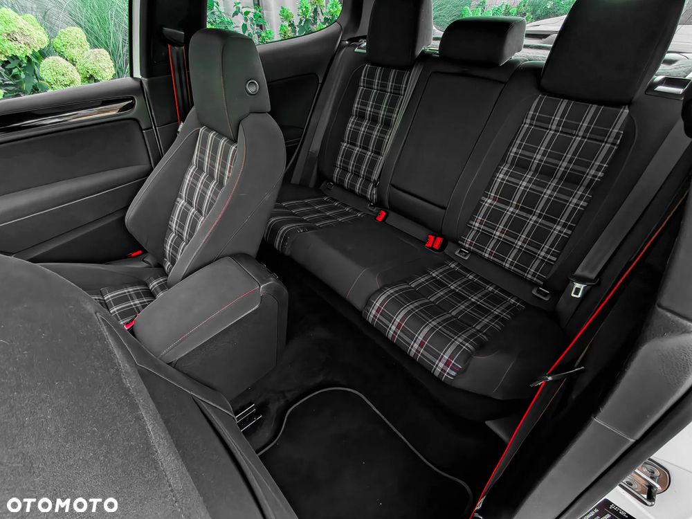 Volkswagen Golf VI 2.0 TSI GTI - 37