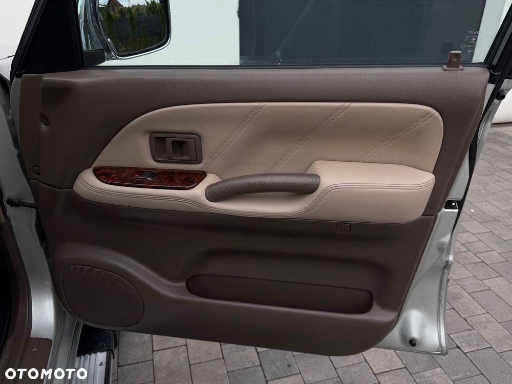 Toyota Land Cruiser - 32