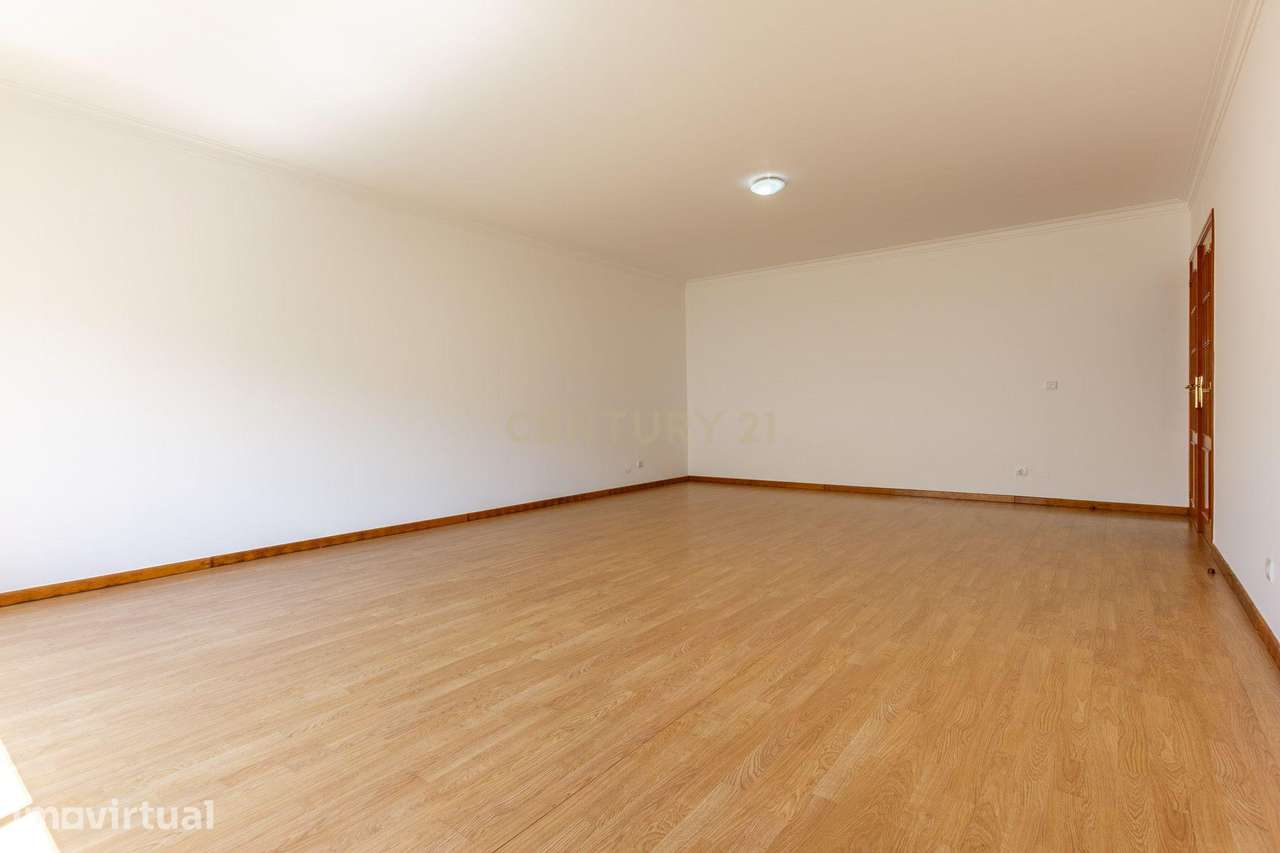Apartamento T2 com Áreas Generosas e Box - Grande imagem: 2/21