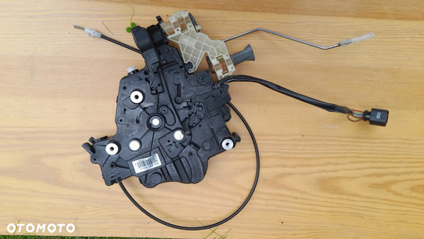 VW CADDY ZAMEK DRZWI  PRZESUWNYCH PRAWYCH 2K5843654C