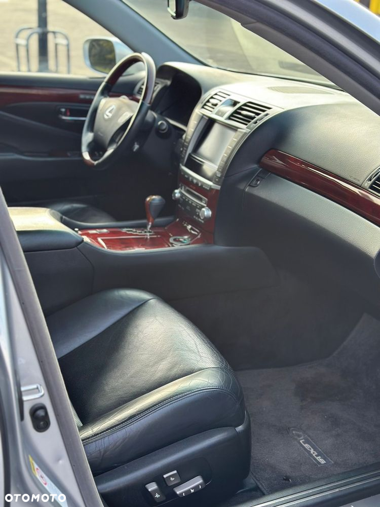 Lexus LS 460 AWD - 14